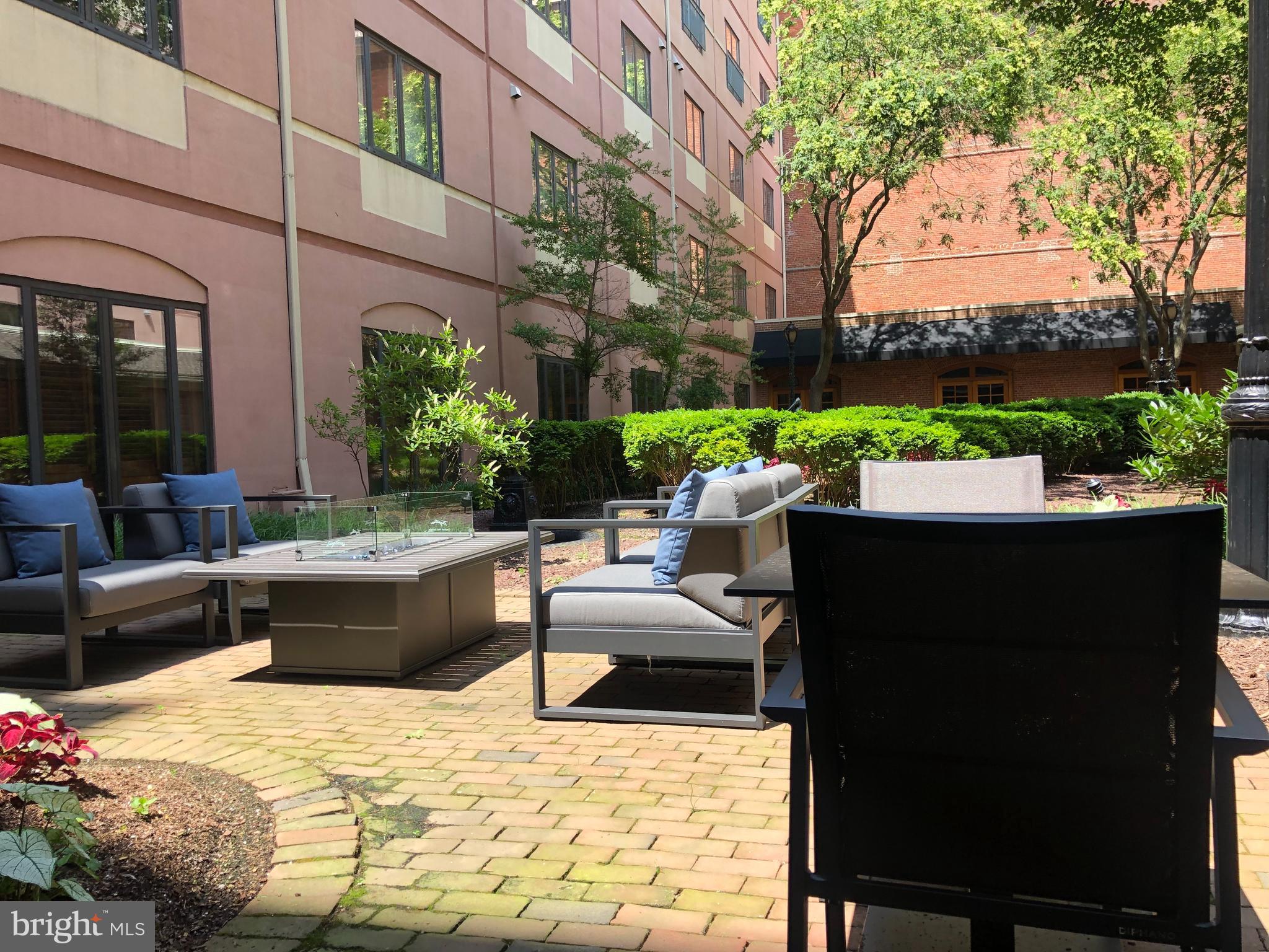 HENDERSON'S WHARF - Residential