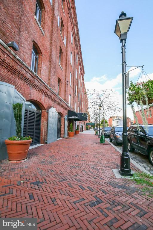 HENDERSON'S WHARF - Residential