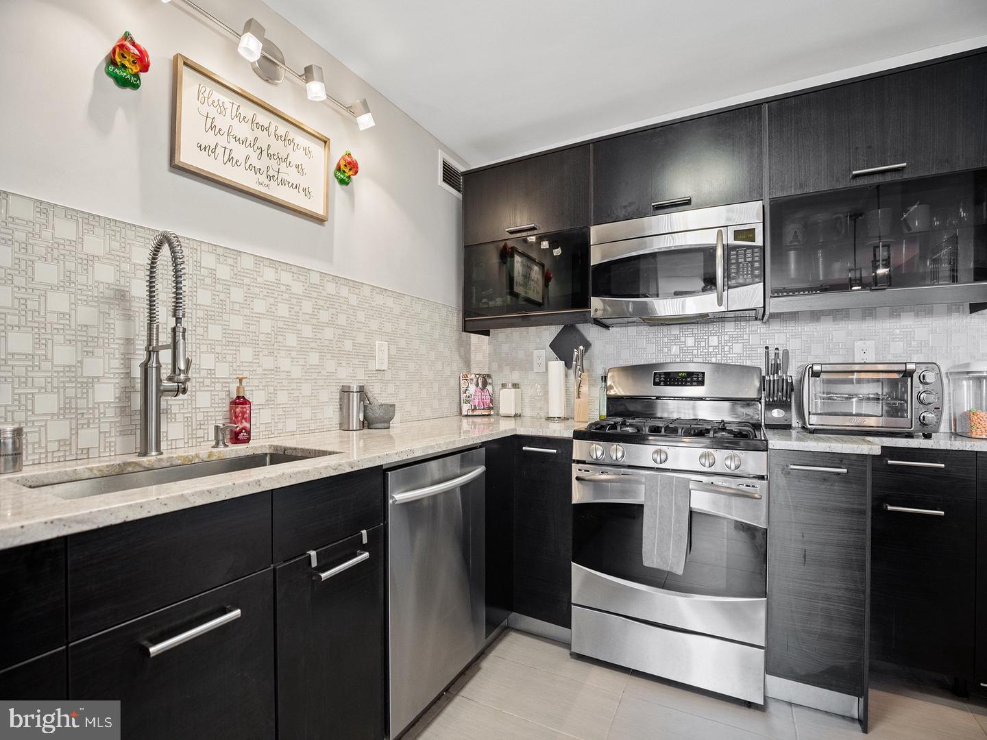 PRESIDENTIAL TOWERS - Residential Lease