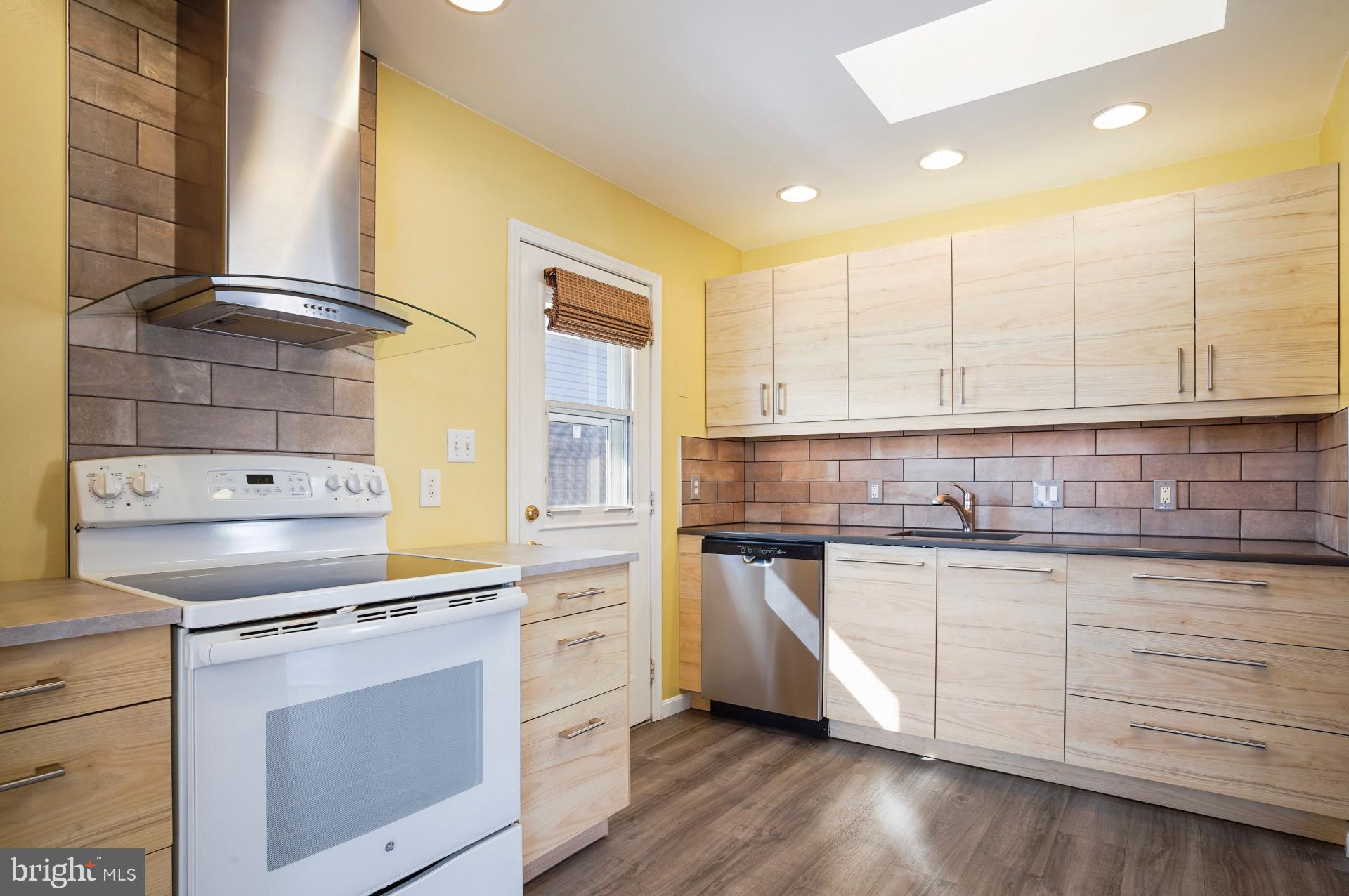 WOODLAND BEACH - Residential