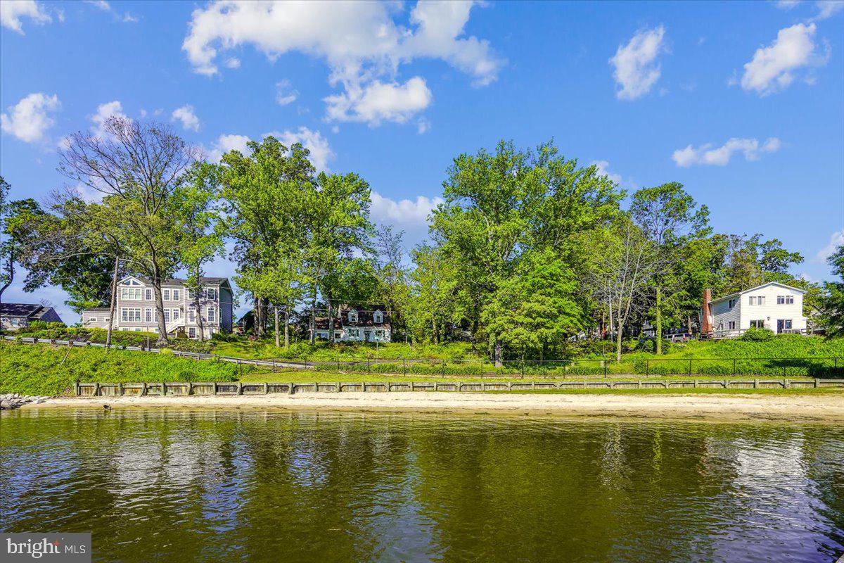 WOODLAND BEACH - Residential