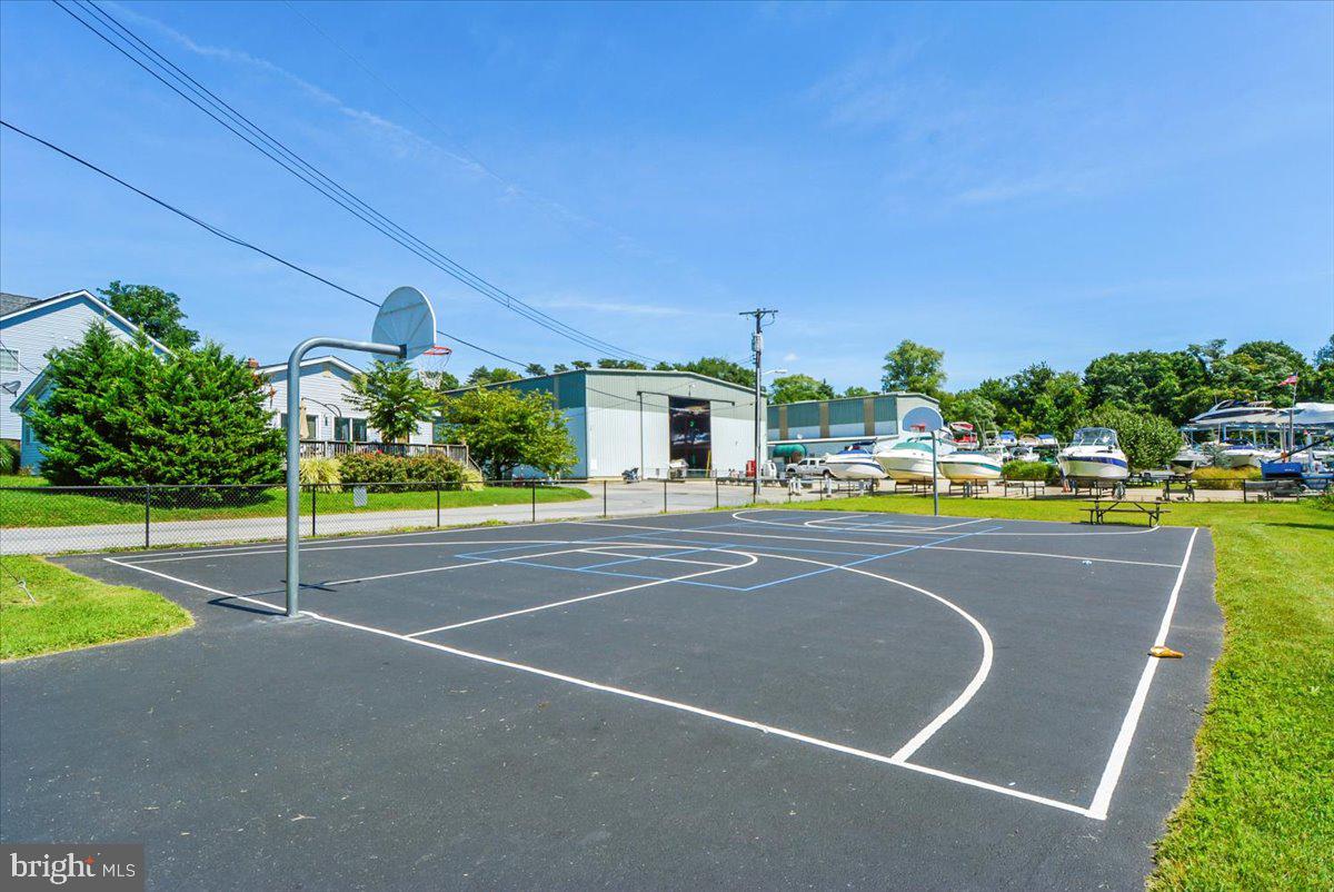 WOODLAND BEACH - Residential