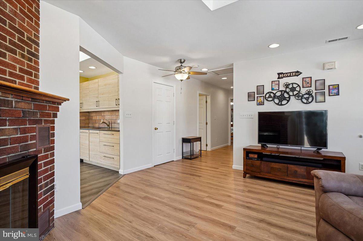 WOODLAND BEACH - Residential