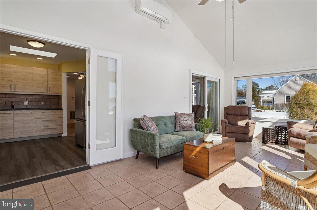 WOODLAND BEACH - Residential