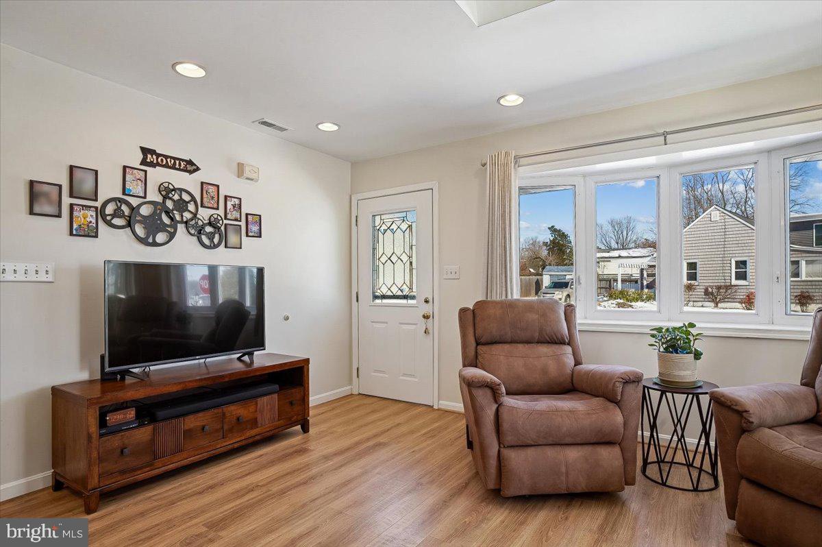 WOODLAND BEACH - Residential