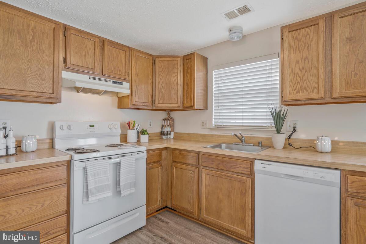 CLINTON PLAZA TOWNHOUSES - Residential