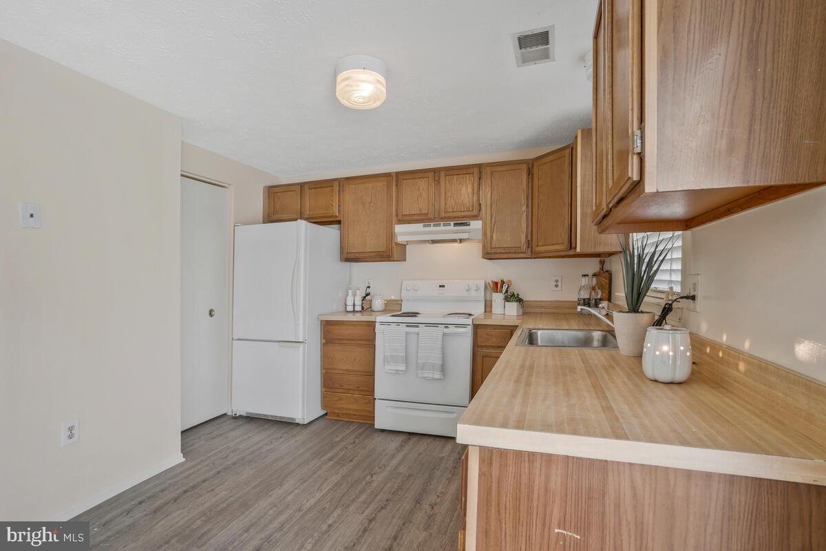 CLINTON PLAZA TOWNHOUSES - Residential