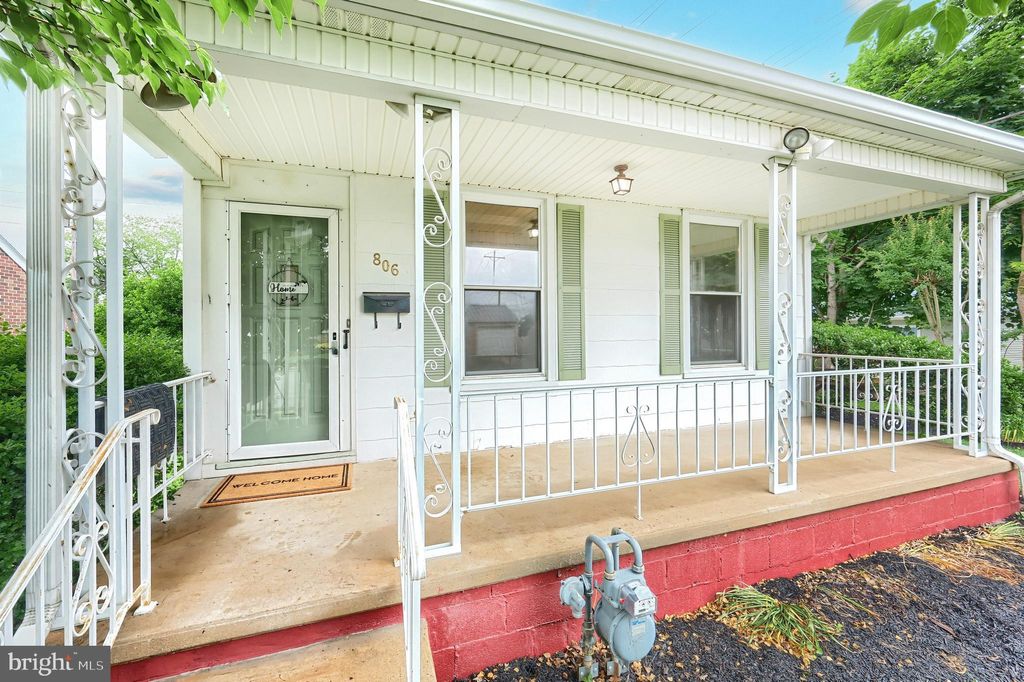 Photo of 806 Pacific Avenue, YORK, PA 17404 (MLS # PAYK2096076)