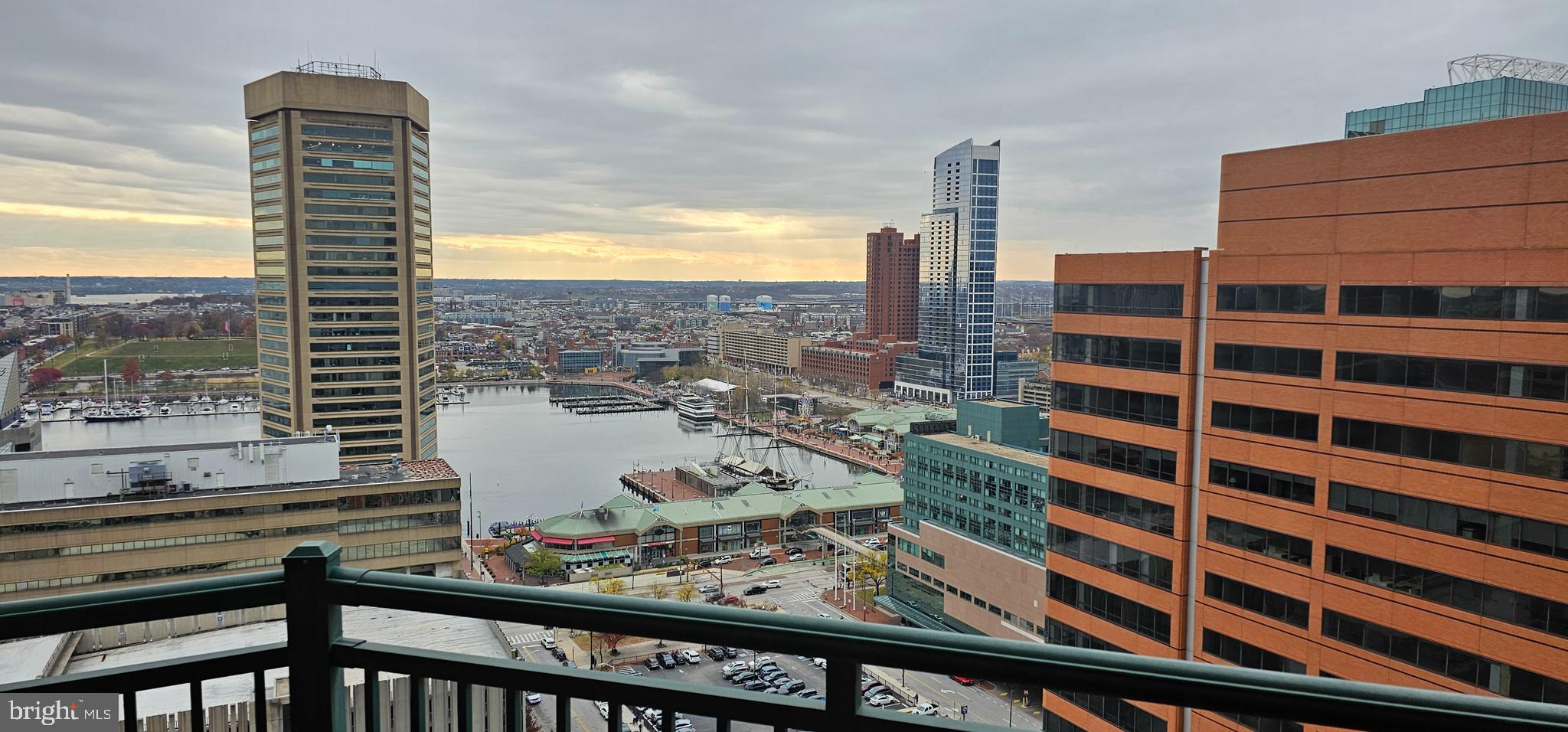 DOWNTOWN - Residential Lease