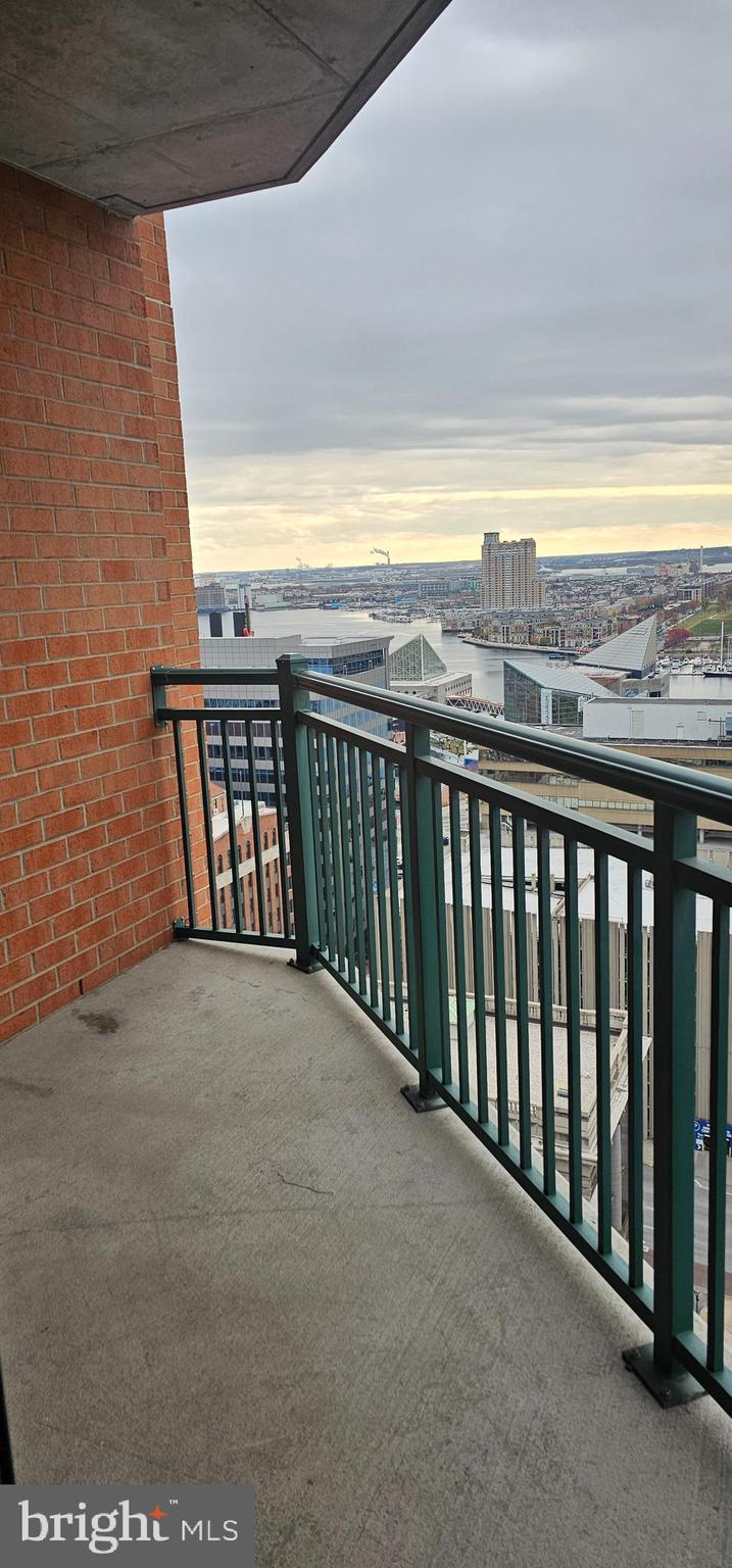 DOWNTOWN - Residential Lease