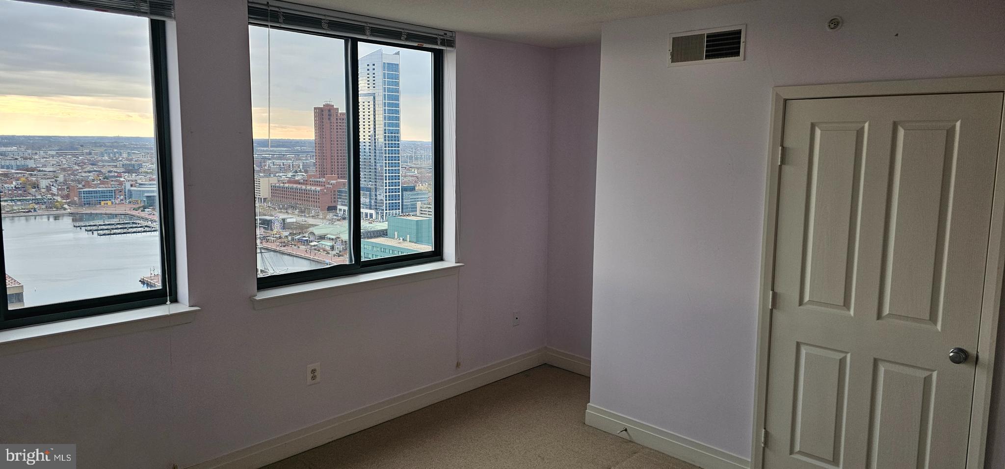 DOWNTOWN - Residential Lease