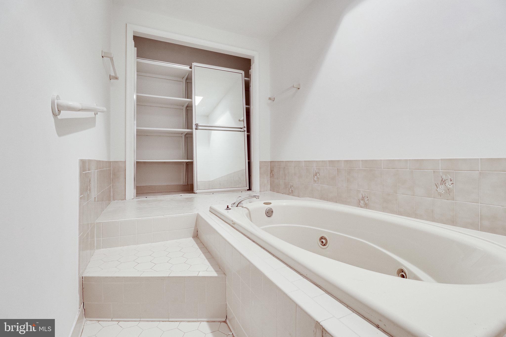 HAMPTON WOODS EAST - Residential