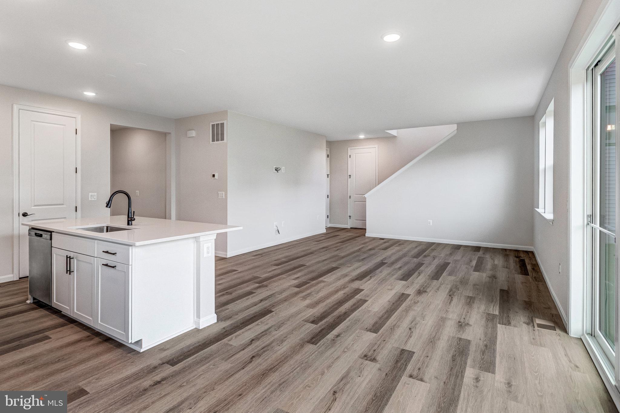 ROUND HILL MEADOWS - Residential