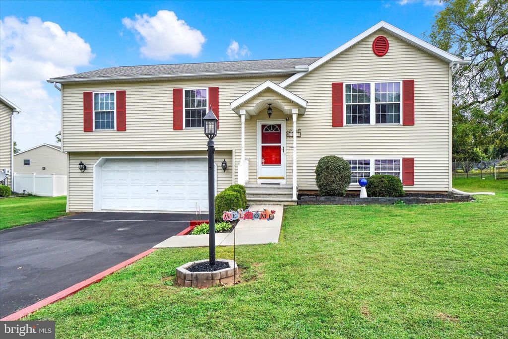 Photo of 103 Alder Court, MANCHESTER, PA 17345 (MLS # PAYK2090678)