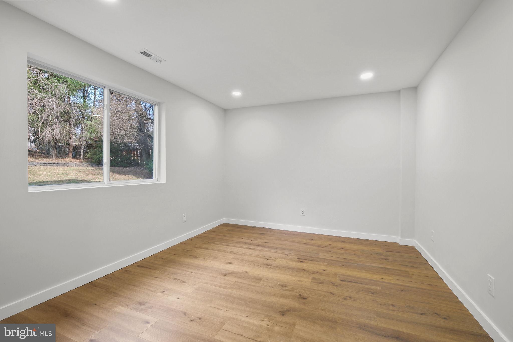 LUXMANOR - Residential Lease