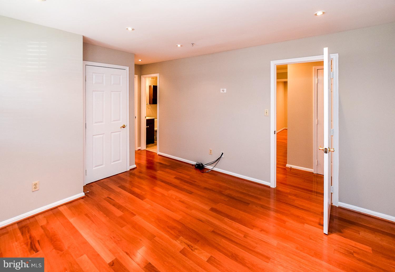 APPLEGATE CONDO - Residential