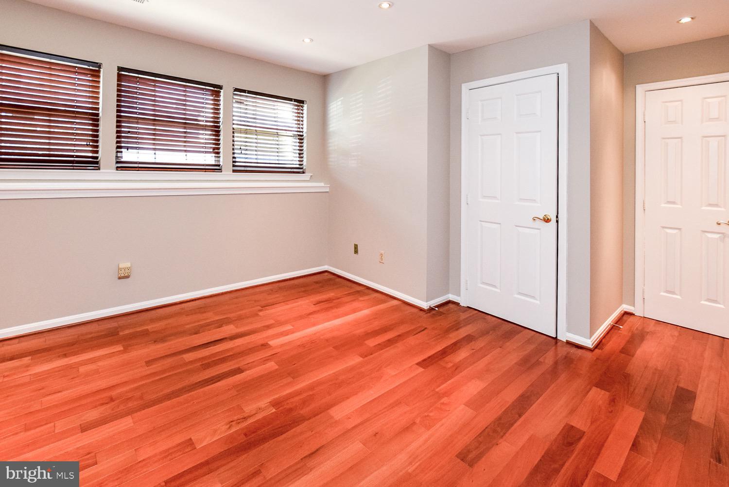 APPLEGATE CONDO - Residential