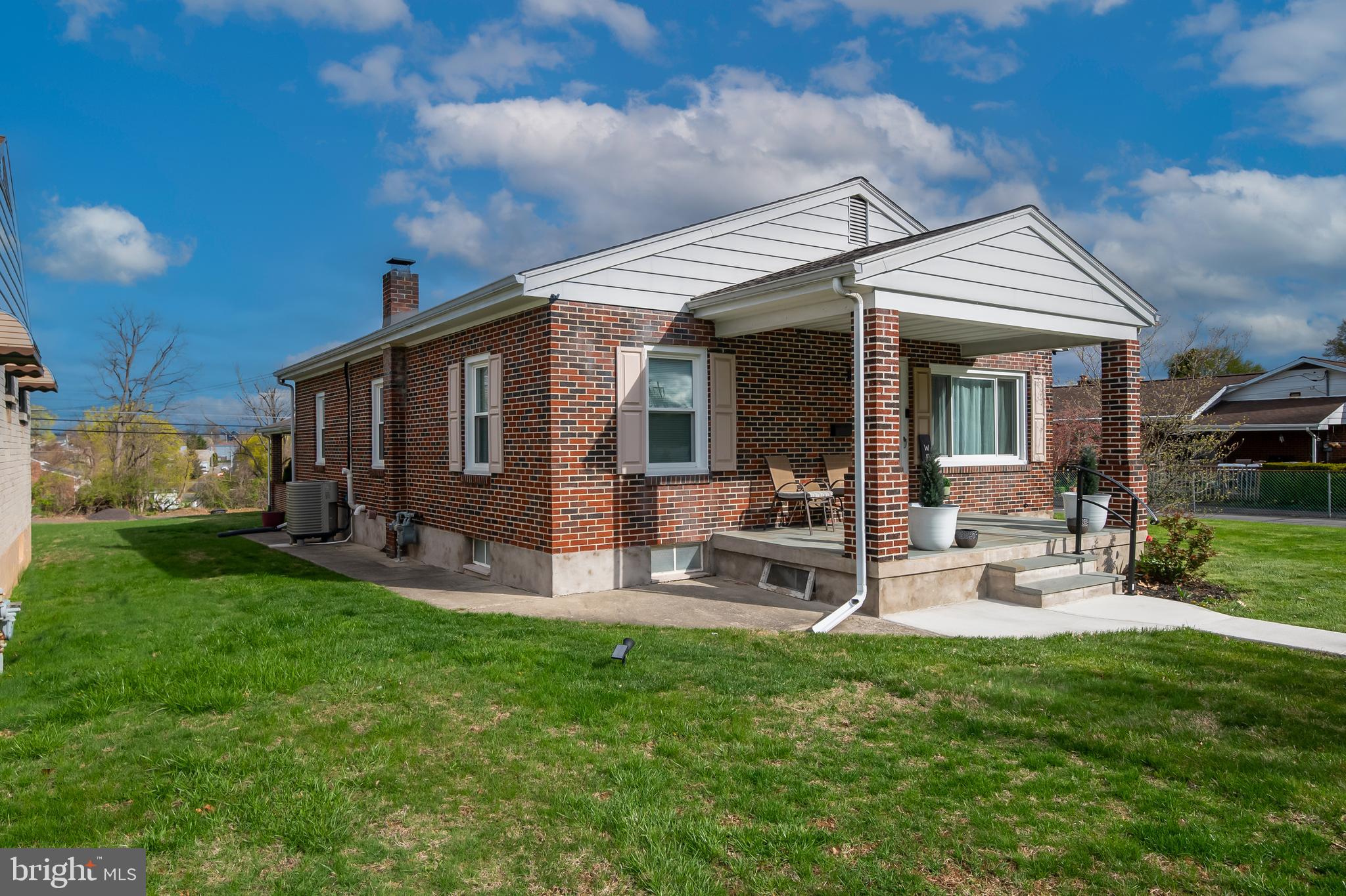 MONTROSE MANOR - Residential