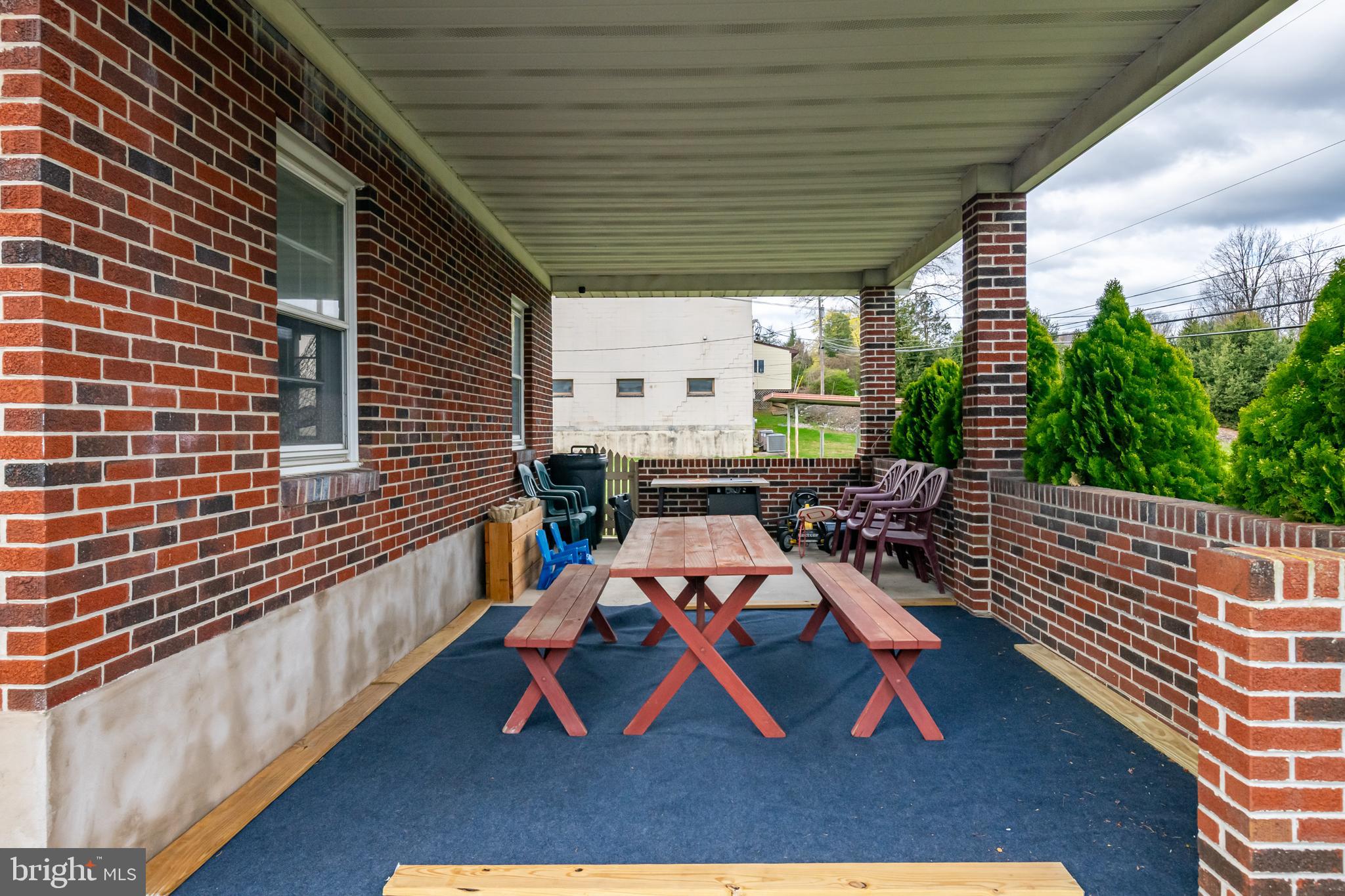 MONTROSE MANOR - Residential