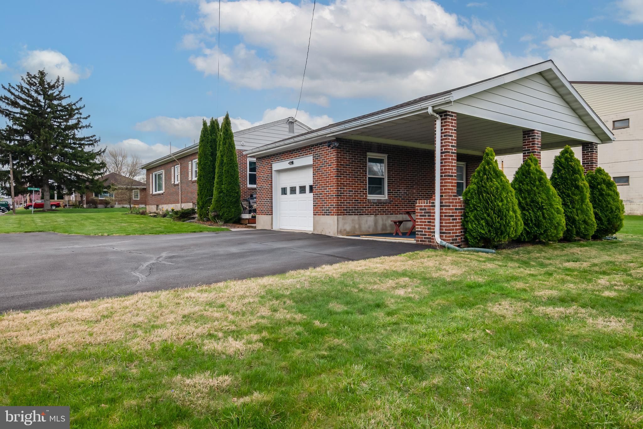 MONTROSE MANOR - Residential