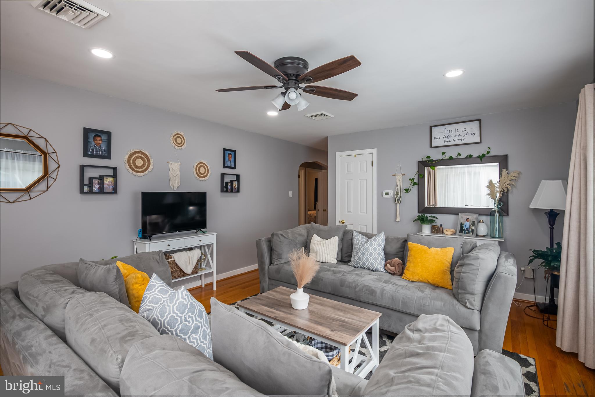 MONTROSE MANOR - Residential