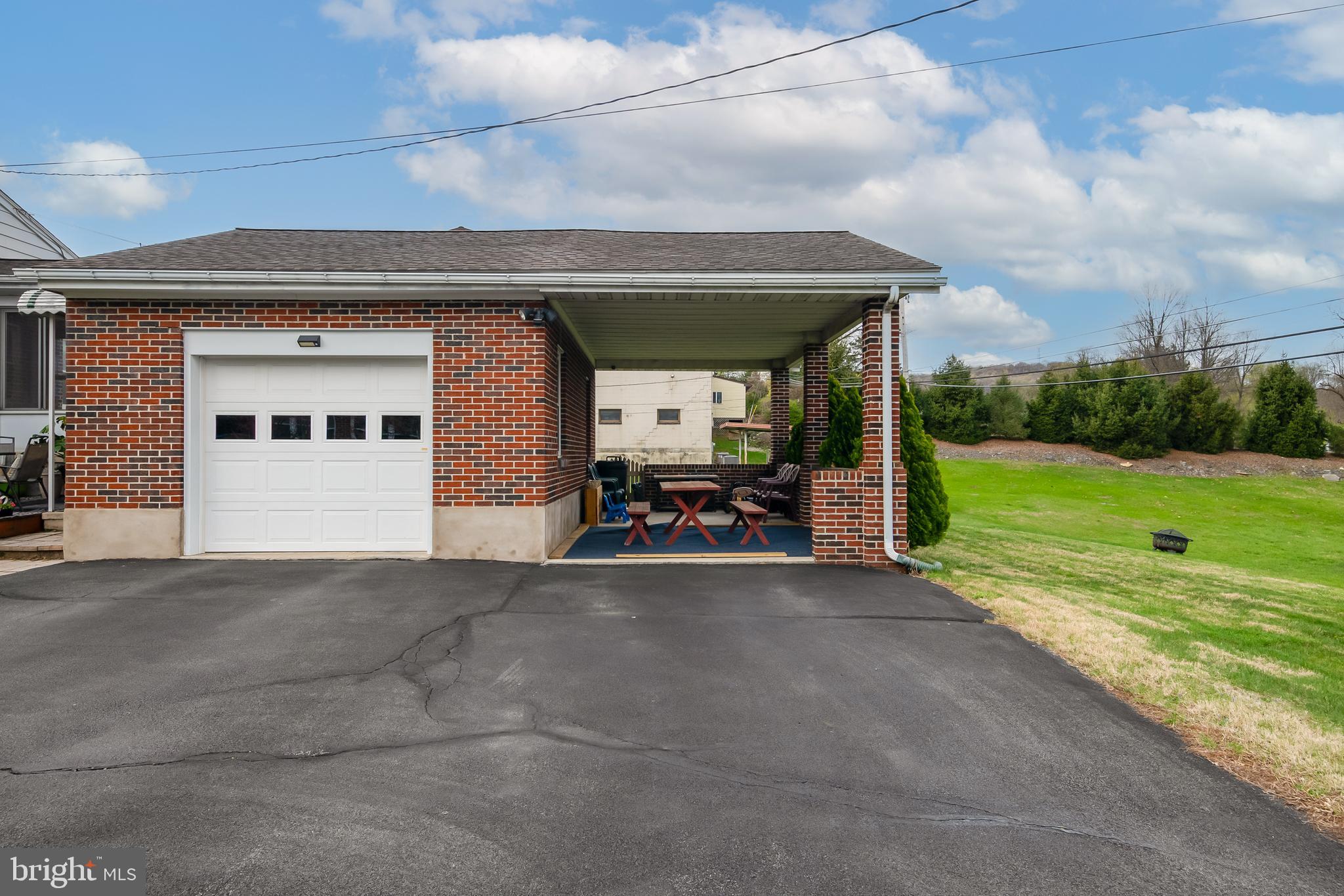 MONTROSE MANOR - Residential