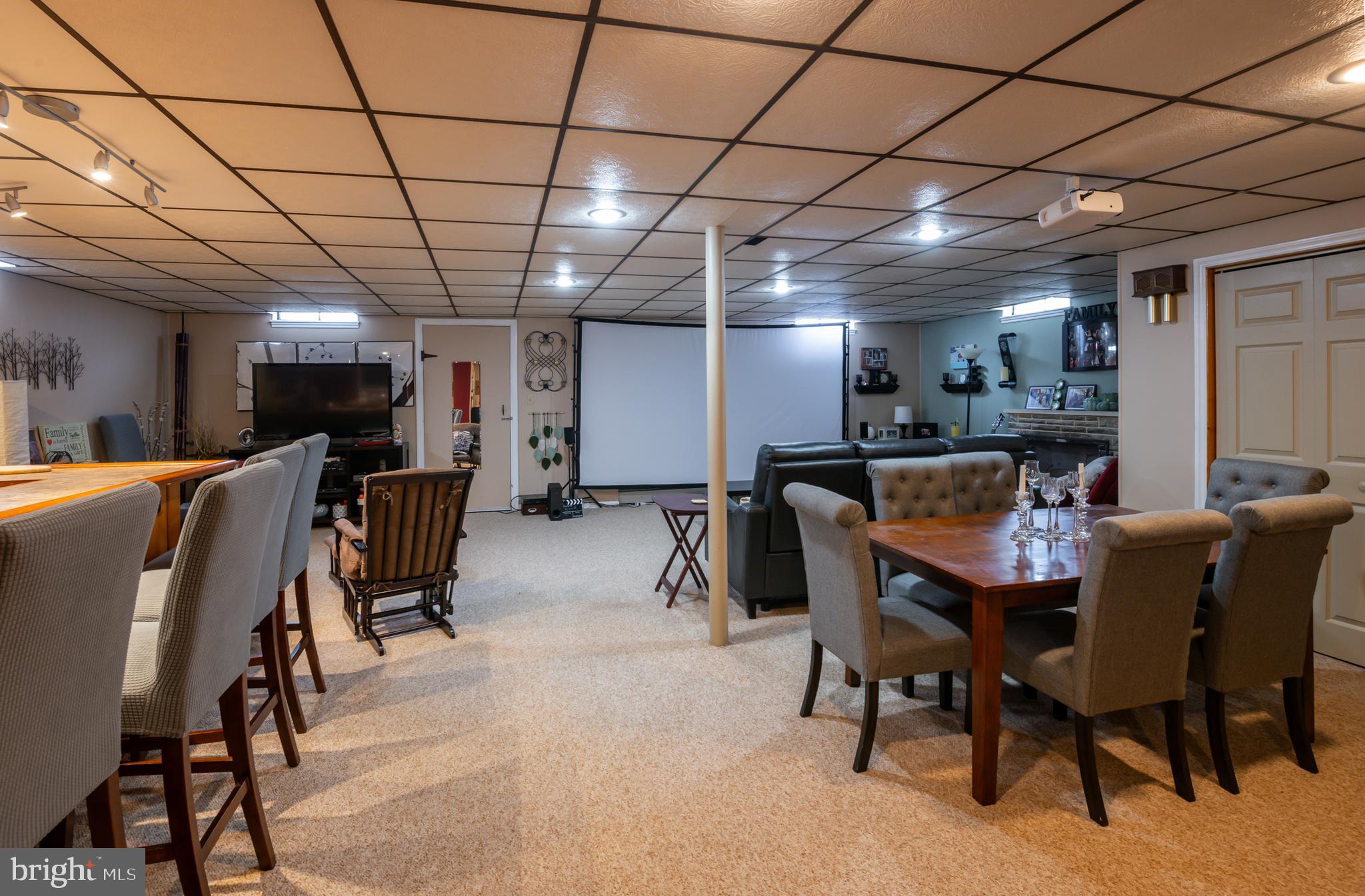 MONTROSE MANOR - Residential