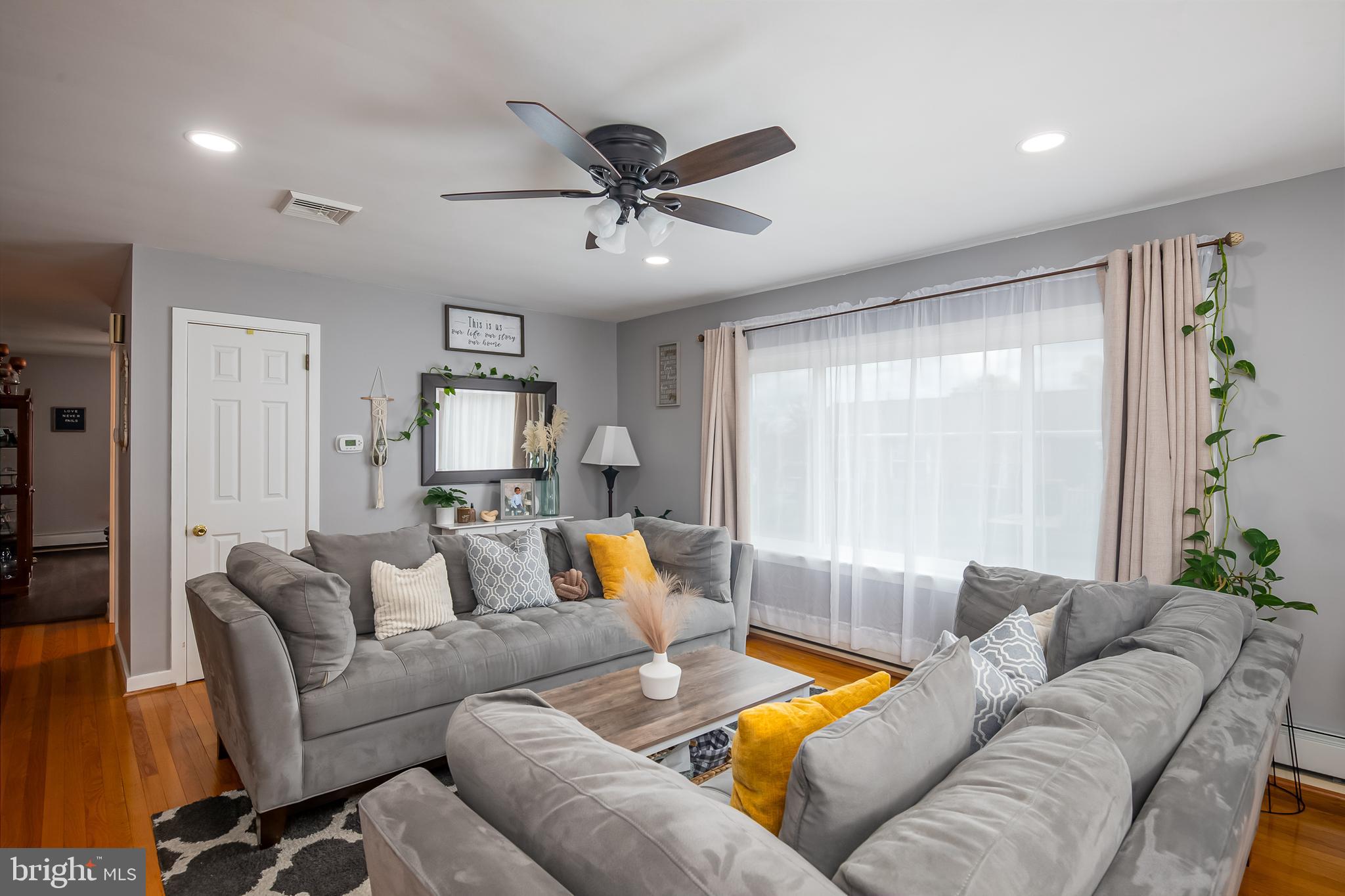 MONTROSE MANOR - Residential