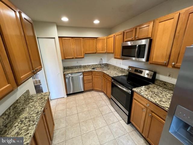 CARROLL PARK MANOR - Residential Lease