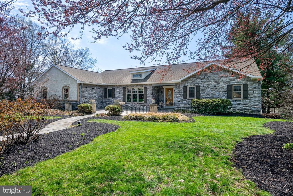 Photo of 110 BRUSEN DR, LITITZ, PA 17543 (MLS # PALA2034794)