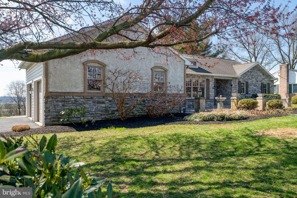 Photo of 110 BRUSEN DR, LITITZ, PA 17543 (MLS # PALA2034794)