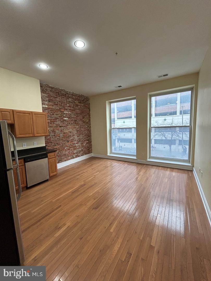 DOWNTOWN - Residential Lease