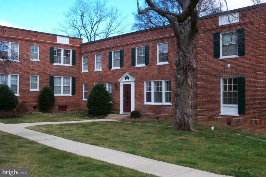 Beautiful one bedroom condo, recently upgraded, new laminated floors. Enjoy the ambiance of Colonial Village... situated between the Rosslyn Metro and Courthouse Metro Station, one block from Lee Highway and one block from Wilson Blvd CLOSE TO EVERYTHING! Intown living at its finest... 1805 Key Boulevard Unit 511 Please, check DOCUMENTS for application form and instructions.