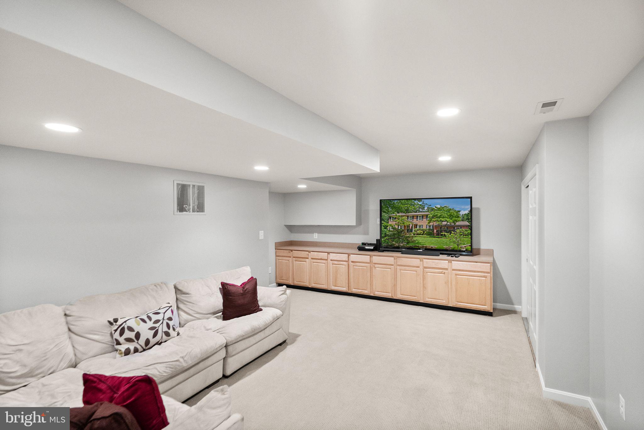 WAPLES MILL ESTATES - Residential