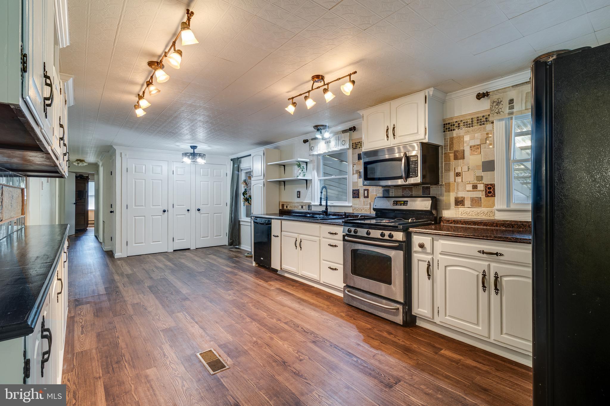 11045 KINGSTON PLACE