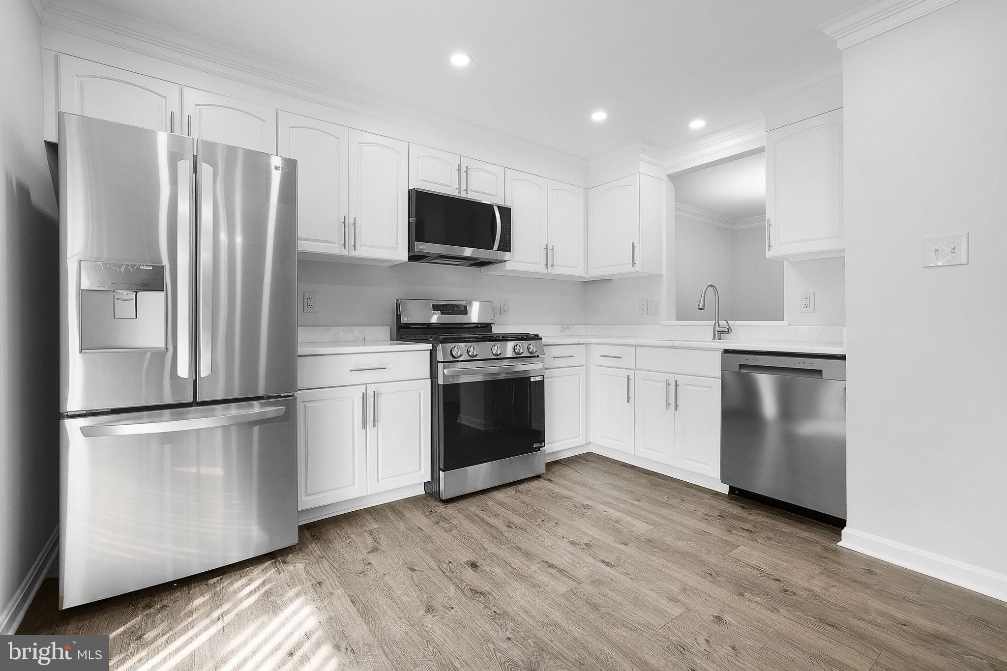 SARATOGA TOWNHOUSES - Residential