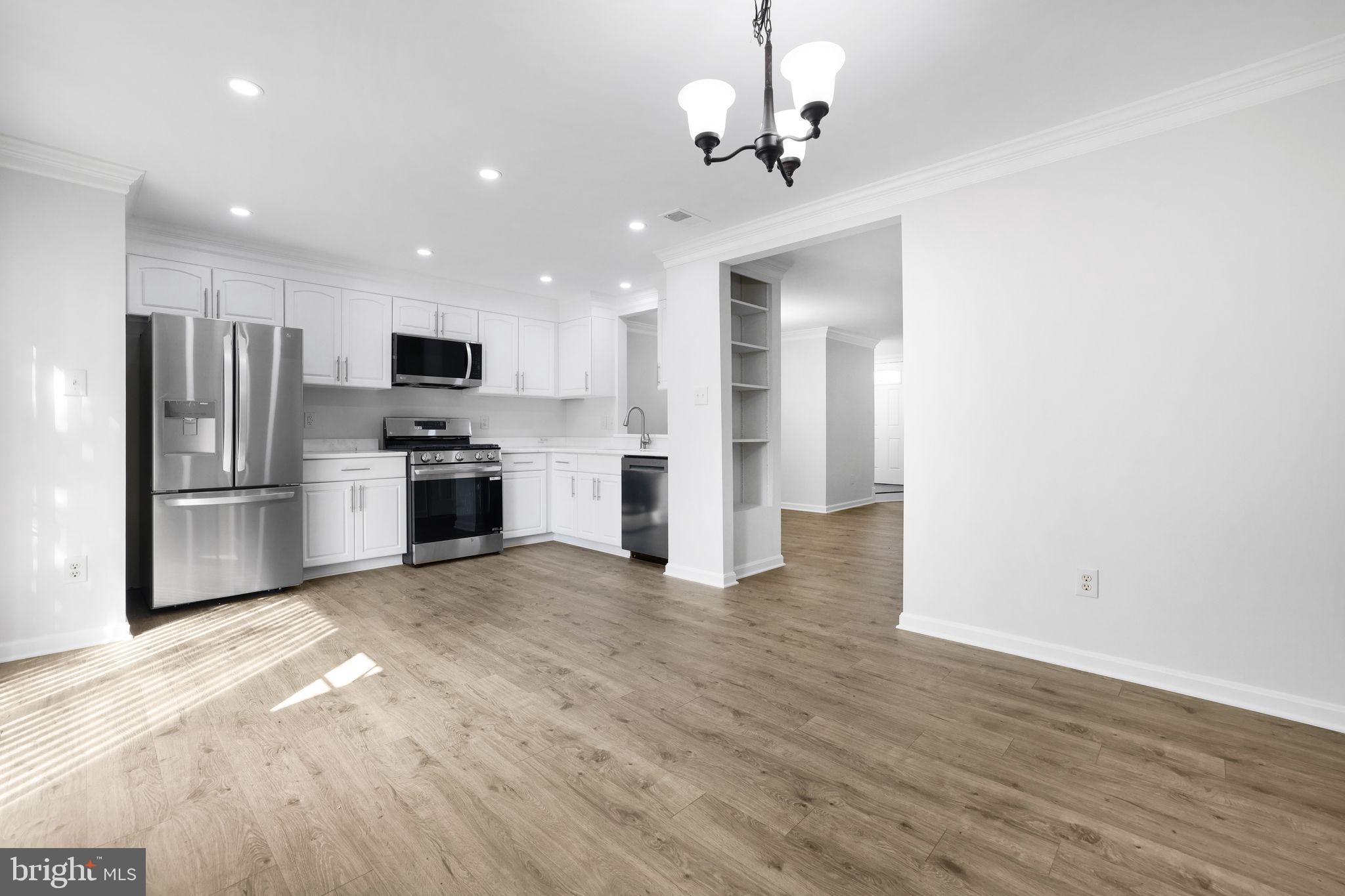 SARATOGA TOWNHOUSES - Residential