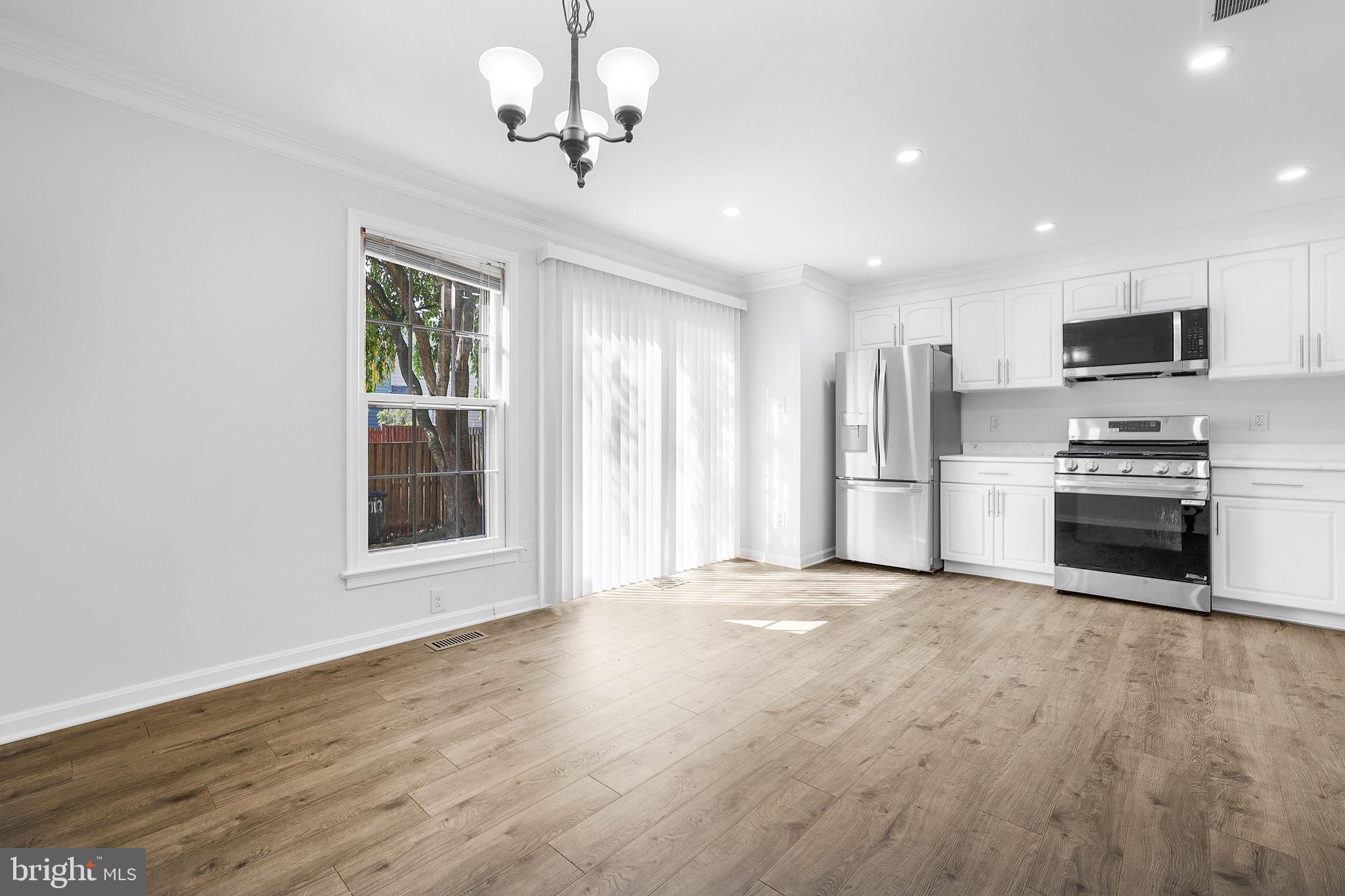 SARATOGA TOWNHOUSES - Residential