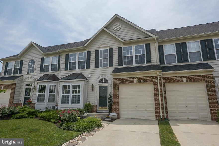 BACK ON THE MARKET! LET'S SELL IT! ONE CAR GARAGE VILLA IN ADULT 55+ COMMUNITY. KITCHEN WITH EAT IN AREA AND GRANITE COUNTERS. 2 STORY LIVING ROOM WITH FIREPLACE. UPPER LEVEL LOFT OVERLOOK! 2 BEDROOMS ON THE UPPER LEVEL WITH A MAIN LEVEL MASTER WITH TRAY CEILING & UPLIGHTING. CUSTOM WALK IN CLOSET GORGEOUS SCREENED PORCH/STONE PATIO OFF WALK OUT LL FAMILY ROOM BACKING TO FOREST CONSERVATION AREA!