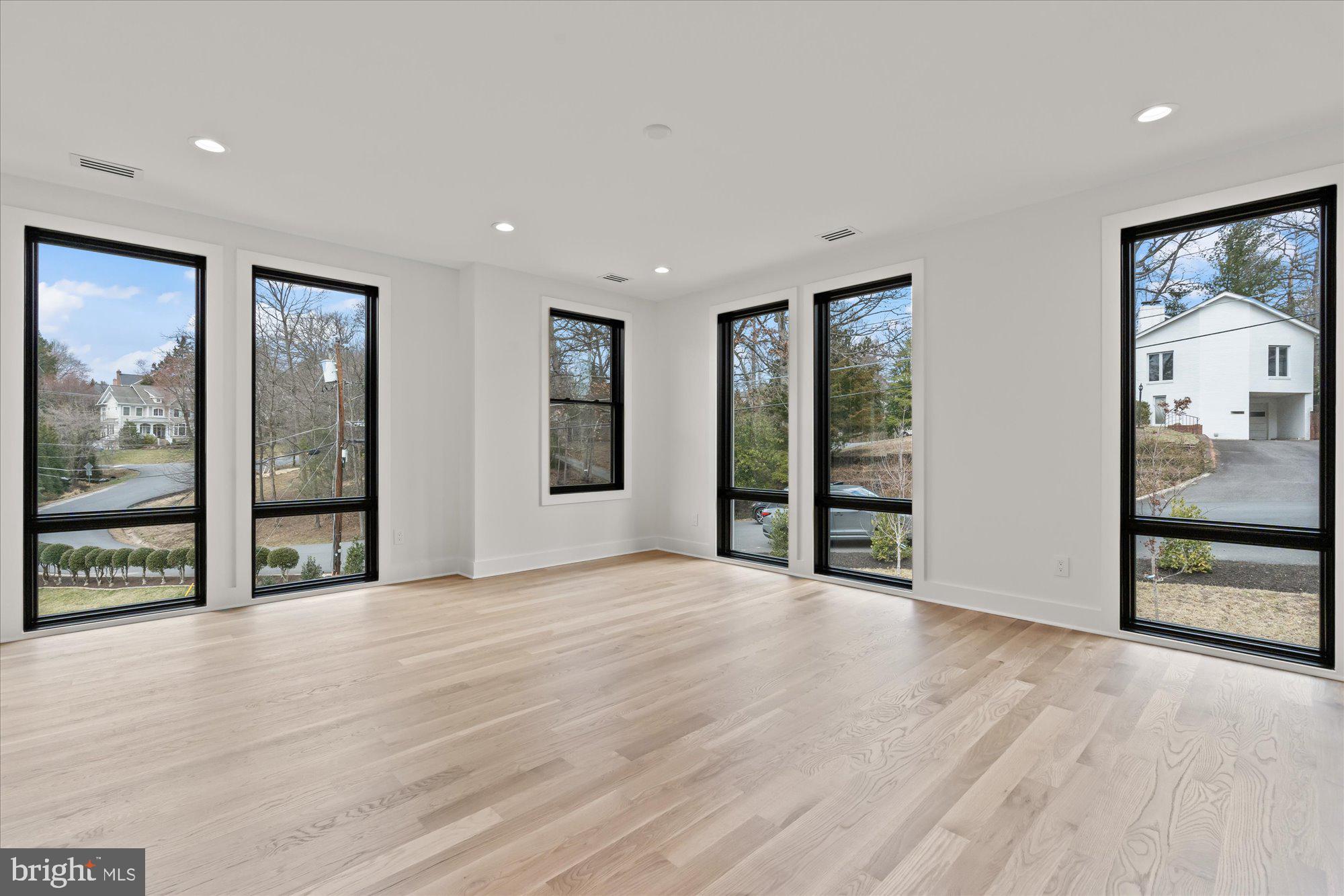 SALONA VILLAGE - Residential