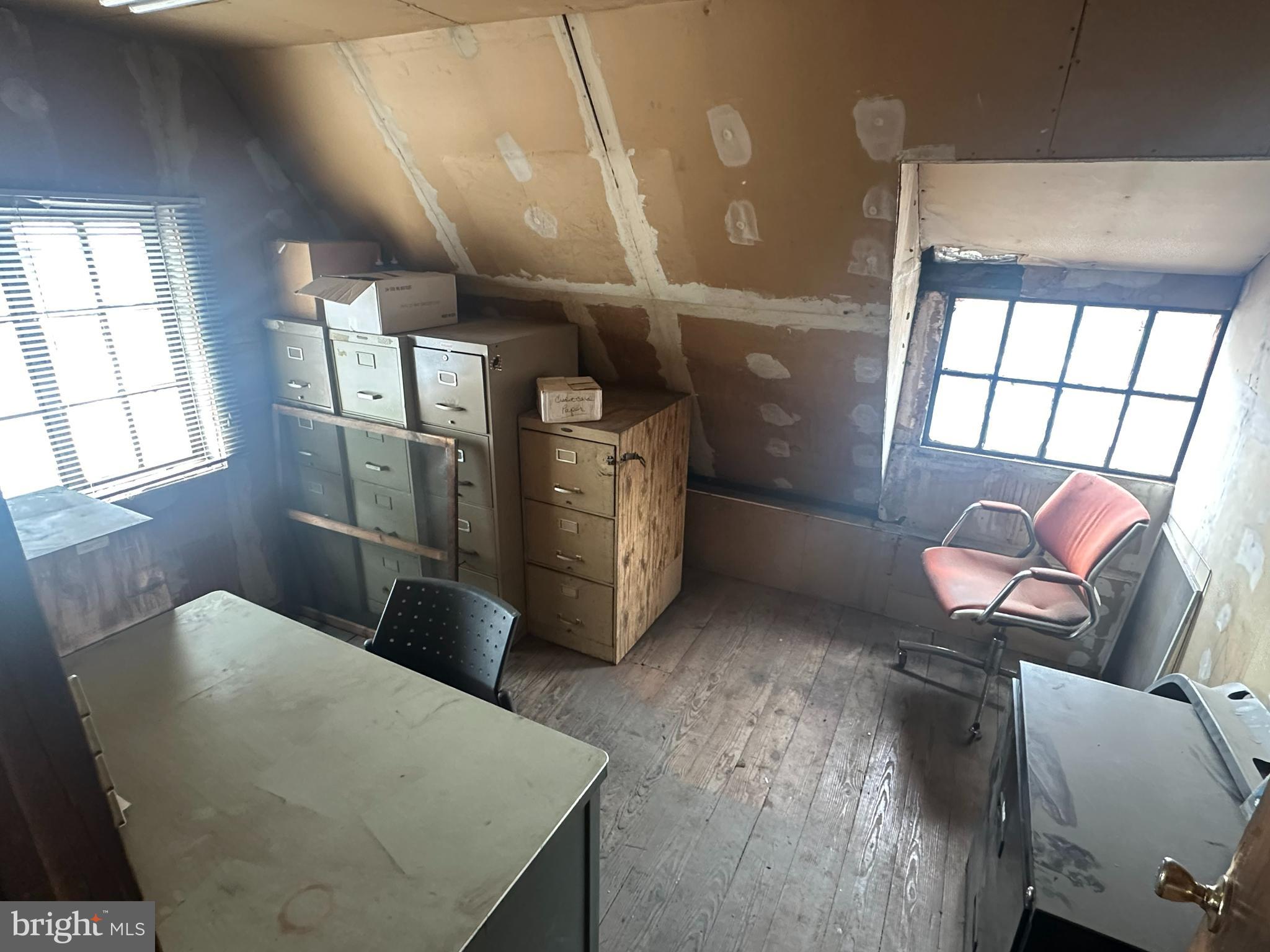 LAWNDALE - Commercial Sale