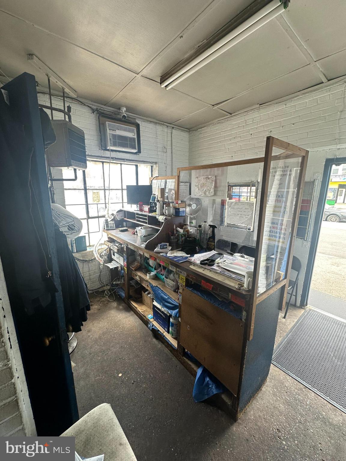 LAWNDALE - Commercial Sale
