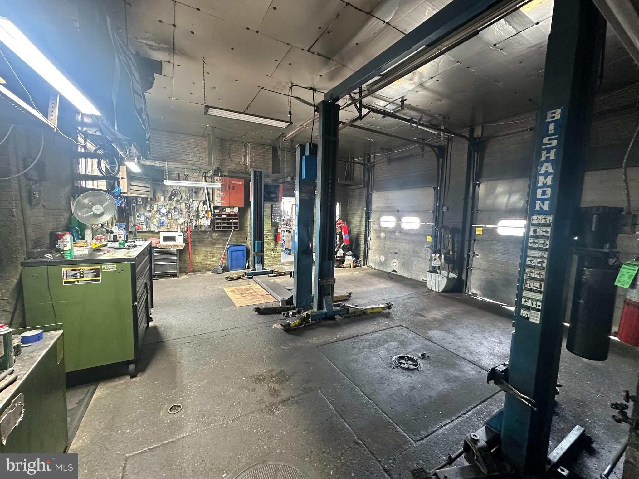 LAWNDALE - Commercial Sale