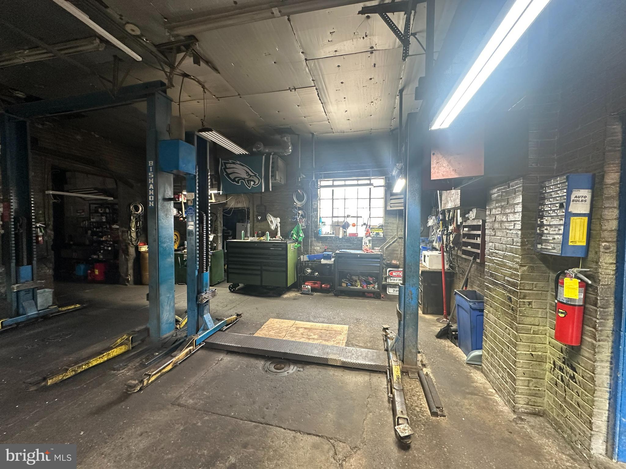 LAWNDALE - Commercial Sale