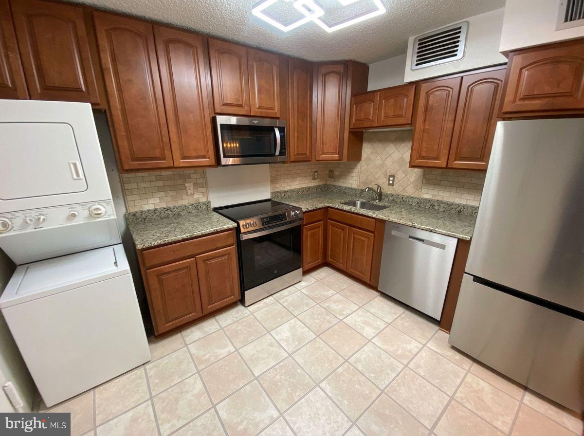 1800 OLD MEADOW ROAD 1412