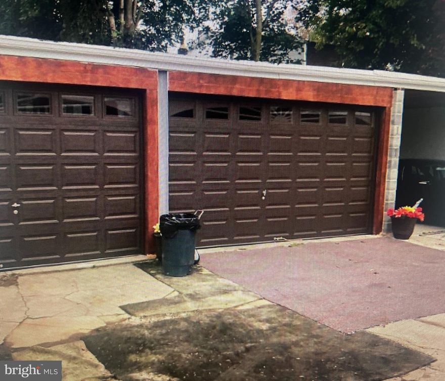Check Out This Opportunity! 3  GARAGES ON A DOUBLE LOT

6329 N Beechwood offers everything you need to elevate your building goals or expand your business operations. This property features three custom-built garages, each measuring 45’ x 16’, all comfortably situated on a double lot (45’ x 64’).Spacious grounds for your growing enterprise, a secure location to store multiple vehicles, or a ready-to-go service base, this property is one you don’t want to miss!
 
Garage Dimensions: 
45’ x 16’ each
Lot Size: 45’ x 64’

Office/Waiting Room: 12’ x 8’

Proof of Funds (POF) required prior to all showings

Schedule your showing today and make this rare gem yours!