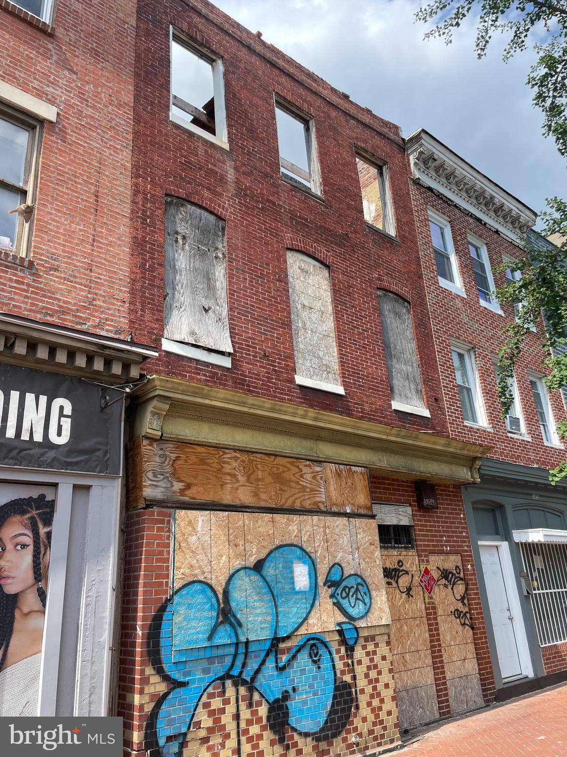 Main image without alt text