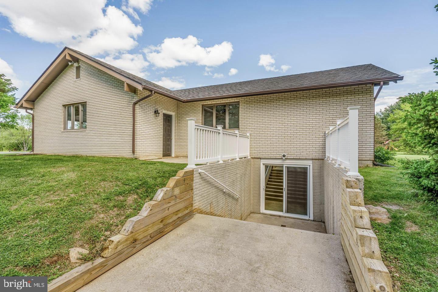 HARRIS FARM - Residential Lease