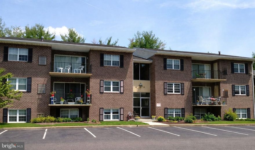 Welcome to this well-maintained lower level 1-bedroom, 1-bath condo offering easy, low-maintenance living! This spacious unit features a comfortable living room, a dedicated dining area, and an efficient kitchen. The generously sized bedroom includes great closet storage and convenient access to the full bath.

Enjoy the convenience of ground-level access, plus nearby parking and easy entry. Condo fee includes exterior maintenance, lawn care, snow removal, and common area upkeep, making ownership simple and stress-free. Ideally located close to shopping, dining, commuter routes, and everyday conveniences.

Perfect for you new home or investors.