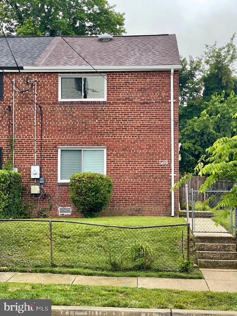 ******* Price Reduction*******
Welcome to this stunning 3-bedroom, 1.5-bath, 2-level end-unit townhome, perfectly suited for its next owner. The property features a well-maintained front yard and a fenced backyard, ideal for entertaining and outdoor enjoyment.
Inside, the home has been completely renovated, showcasing elegant hardwood floors throughout all levels. Upon entering, you are greeted by a spacious den with large windows that fill the space with radiant natural light. The kitchen is thoughtfully updated with brand-new white cabinetry, granite countertops, stainless steel appliances, and durable tile flooring. Adjacent to the kitchen and den, you'll find a convenient half bathroom with new modern fittings.
The hardwood staircase leads to the upper level, where you’ll discover three generously sized bedrooms, each bathed in natural light and offering comfortable layouts. The full bathroom on this level is adorned with refined granite tile and features all new fixtures, ensuring both style and functionality.
This beautifully upgraded townhome is a perfect blend of comfort, style, and practicality, ready to welcome you home.
The buyer will receive a 1% of the sales price lender credit at closing with the use of the sellers approved lender First Funding Inc.